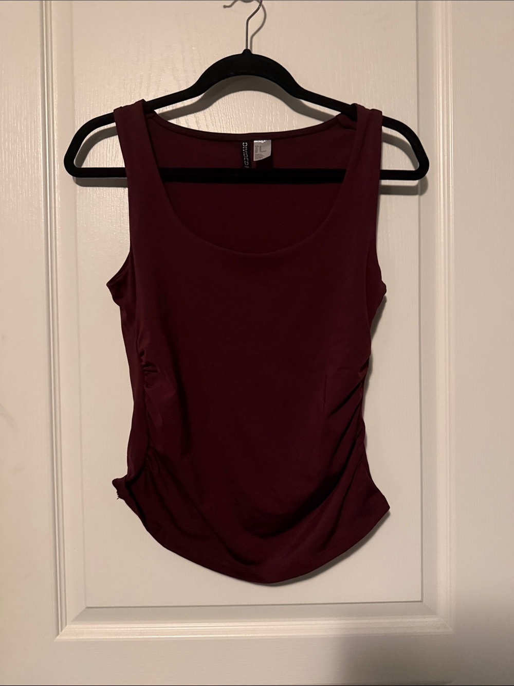 Divided Sleeveless Scoop Tank Top in Burgundy